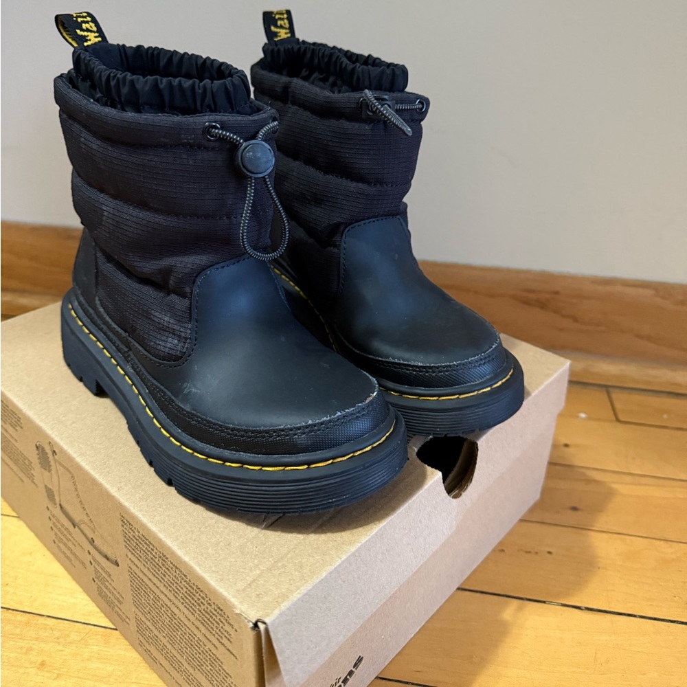 Gently worn - black snow boots